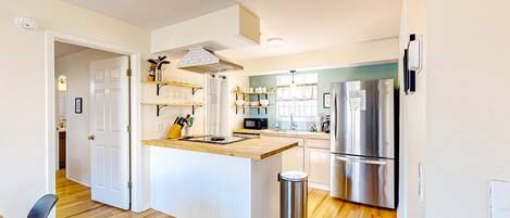 Réfrigérateur, micro-ondes, four, plaque de cuisson