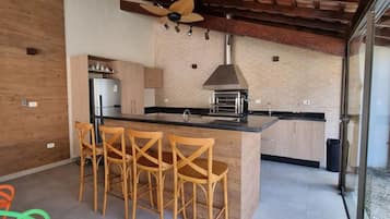 Geladeira, micro-ondas, fogão, cooktop