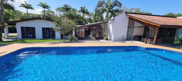 Outdoor pool - Casa em Condominio Fechado com Piscina (Tenório (Praia Vermelha) Ubatuba)