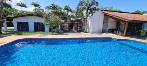 Casa em Condominio Fechado com Piscina