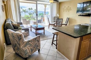 TV - Charming ocean-view condo with spacious lanai & pool (Kihei)