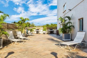 Outdoor dining - Charming ocean-view condo with spacious lanai & pool (Kihei)