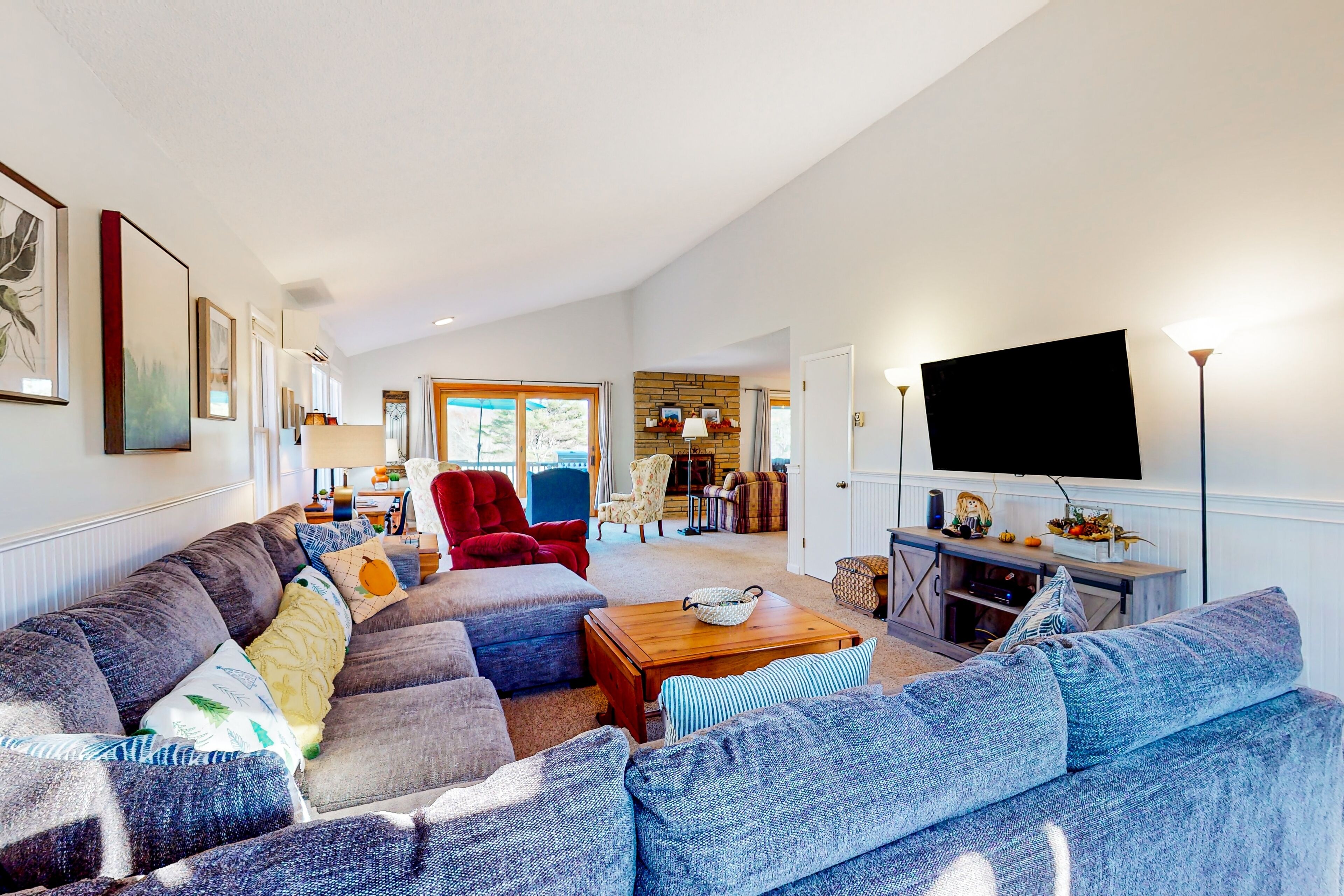 Spacious home with golf course / mtn views, fireplace, deck, grill, & W/D