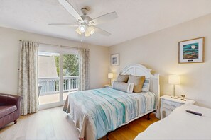 3 bedrooms, iron/ironing board, WiFi, bed sheets - Inviting house 4 blocks from beach with on-site pool, private patio, deck, & W/D (North Myrtle Beach)