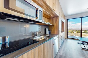 Geladeira, micro-ondas, cooktop, lava-louças