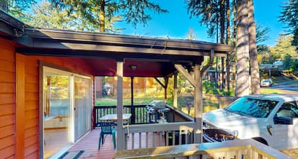 Dog-friendly cabin with hot tub & great deck - near Whaleshead Beach