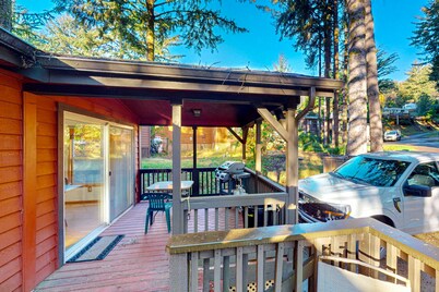 Dog-friendly cabin with hot tub & great deck - near Whaleshead Beach