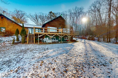 Riverfront retreat with a furnished deck, washer/dryer & fast WiFi