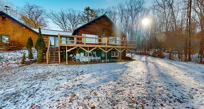 Riverfront retreat with a furnished deck, washer/dryer & fast WiFi