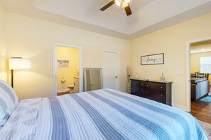 3 bedrooms, iron/ironing board, internet, bed sheets - Snowbird-friendly home w/game room, patio, pool table, ping-pong, washer/dryer (Myrtle Beach)