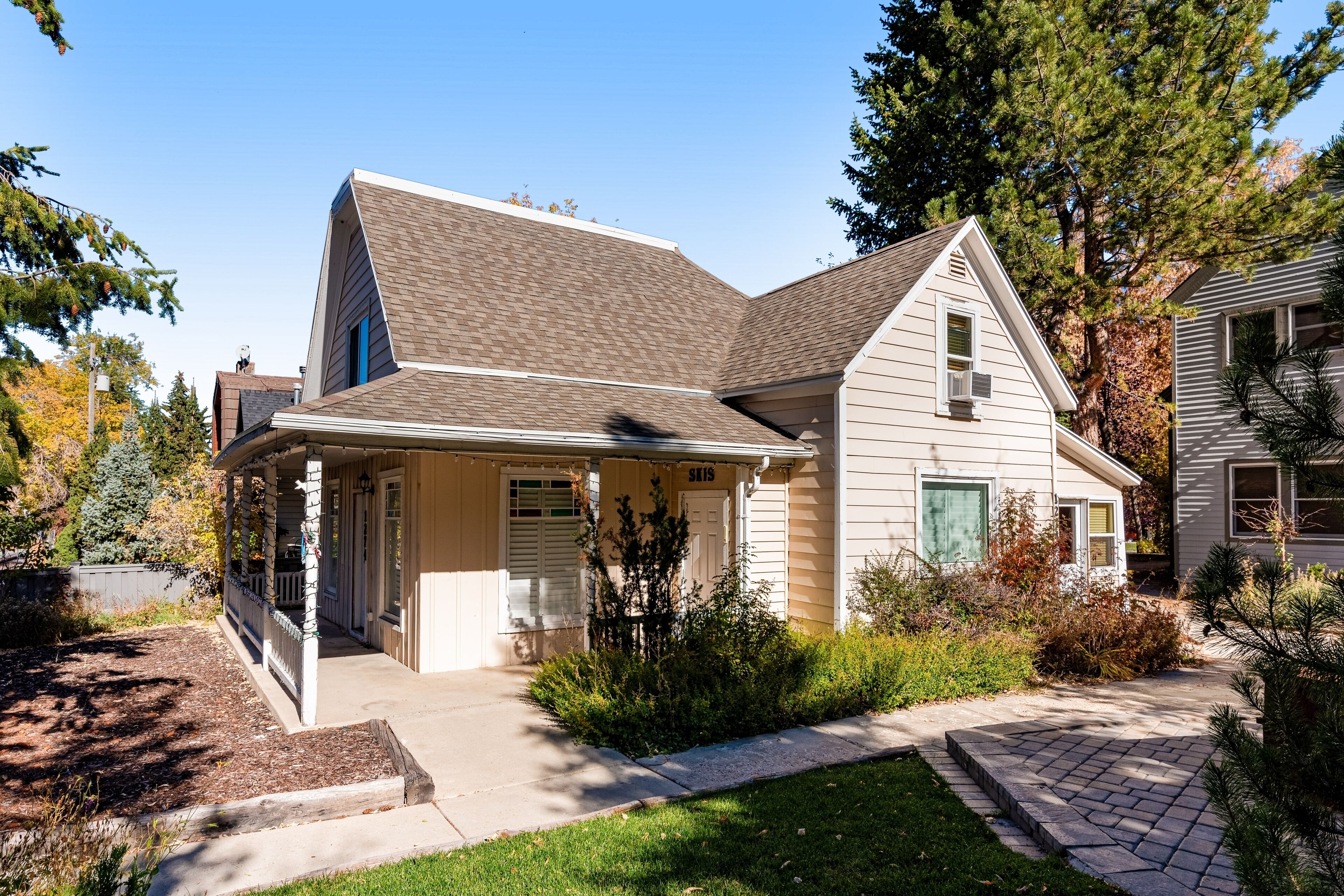 Renovated cottage with patio, grill, W/D, & central location - dog-friendly