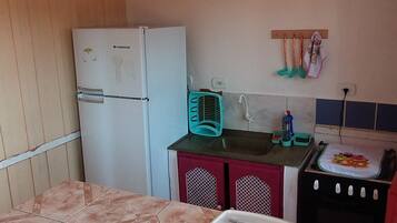 Basic Chalet | Private kitchen | Fridge, oven, blender, cookware/dishes/utensils