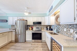 Kjøleskap, mikrobølgeovn, ovn og kokeplater