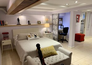 1 bedroom, iron/ironing board, WiFi, bed sheets - Lovely petite studio, walk to LIRR and Bell Blvd. (Queens)