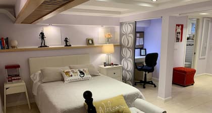 Lovely petite studio, walk to LIRR and Bell Blvd.