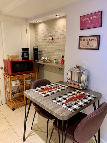 Lovely petite studio, walk to LIRR and Bell Blvd.