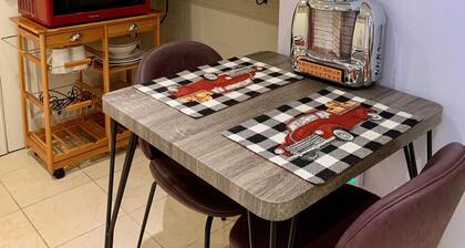 Lovely petite studio, walk to LIRR and Bell Blvd.