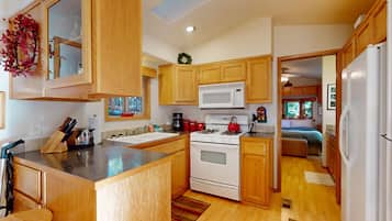 Een koelkast, een magnetron, een oven, een kookplaat