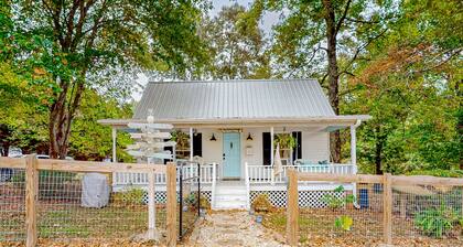 Cozy private cottage on shared property with firepit & W/D - dog-friendly