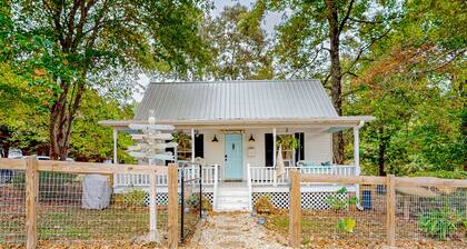 Cozy private cottage on shared property with fireplace & W/D - dog-friendly