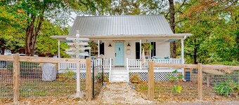 Cozy private cottage on shared property with firepit & W/D - dog-friendly