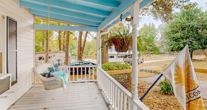 Cozy private cottage on shared property with firepit & W/D - dog-friendly
