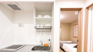 Apartemen Standar | Dapur pribadi | Lemari es, microwave, kompor, dan peralatan masak/sendok-piring