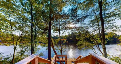 Brand-new riverfront cabin with a open layout, gas grill, and W/D - dog-friendly