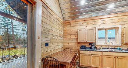 Brand-new riverfront cabin with a open layout, gas grill, and W/D - dog-friendly