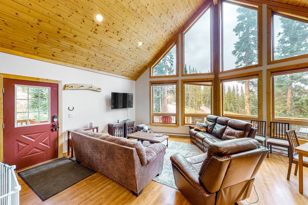 Alpine retreat with amazing views, large deck, grill, fireplace, & washer\/dryer