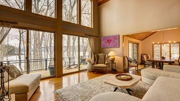 Fernseher, Kamin, Bücher