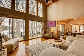 Fernseher, Kamin, Bücher