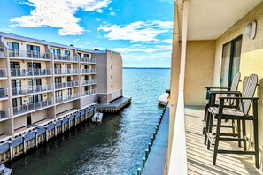 Property grounds - Canal view condo with pool & grill access - scenic balcony, open layout, and AC (Ocean City)