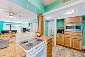 Kylskåp, mikrovågsugn, ugn och spishäll