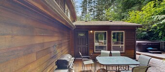 Charming cottage near Whaleshead Beach, 4-person private hot tub, deck, & grill