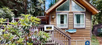 Charming cottage near Whaleshead Beach, 4-person private hot tub, deck, & grill