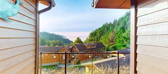 Private cabin close to trails with hot tub, grill, and dazzling ocean views