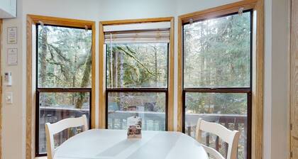 Dog-friendly cabin near beach with private hot tub, grill, patio, streaming, AC