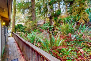 Property grounds - Dog-friendly cabin near beach with private hot tub, grill, patio, streaming, AC (Brookings)