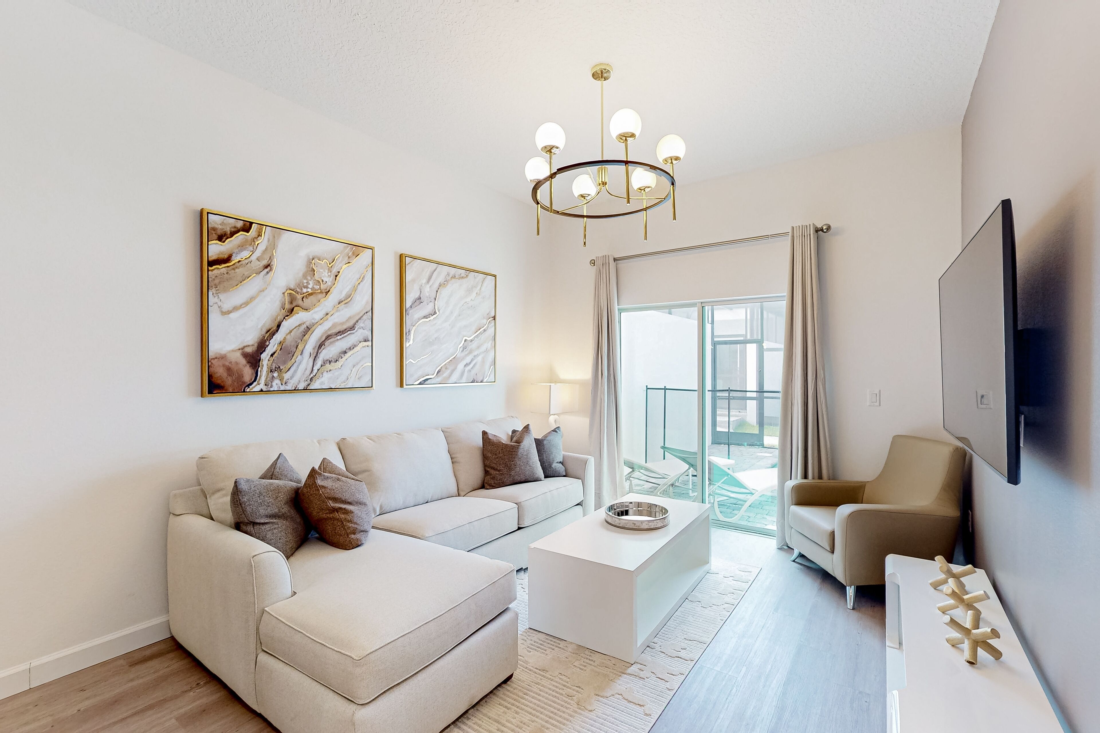 Townhome with a screened lanai, private pool, & washer/dryer