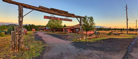 Vista frontal de la propiedad