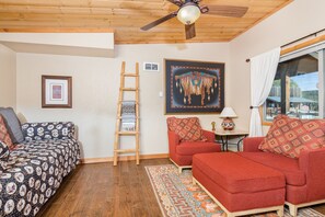 Squash Blossom | Oppholdsområde | En 40-tommers smart-TV med kabel-kanaler samt leker