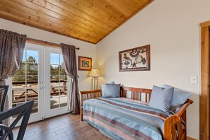 Cataract Creek | Oppholdsområde | En 40-tommers smart-TV med kabel-kanaler samt leker