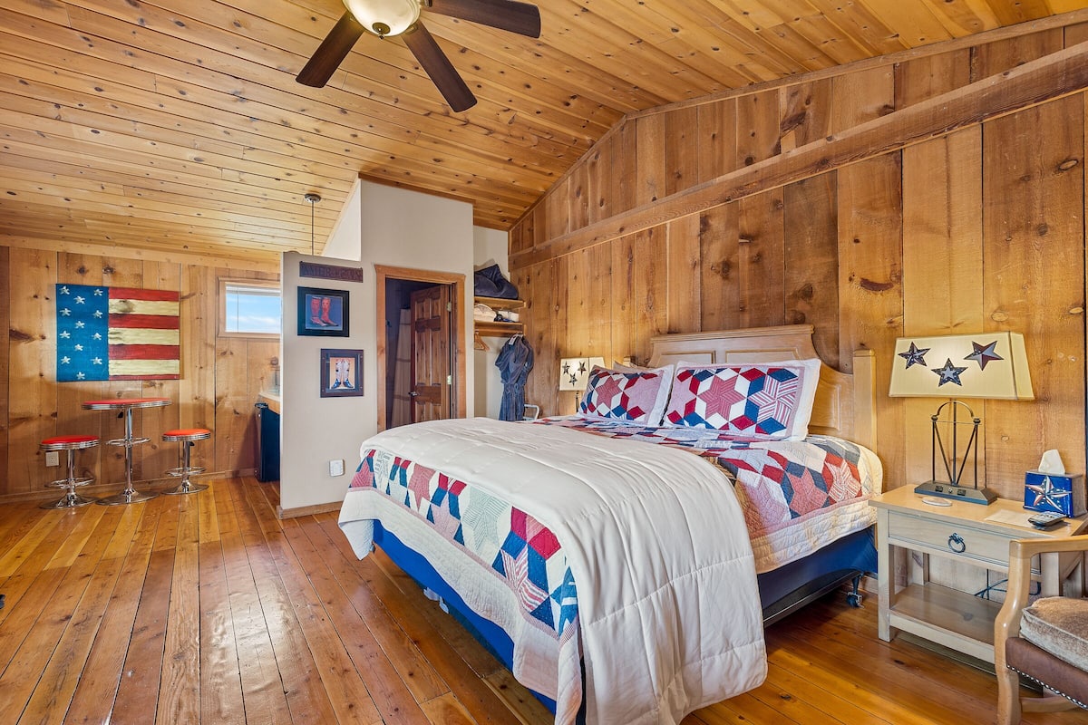 Americana | 1 bedroom, in-room safe, individually decorated, individually furnished