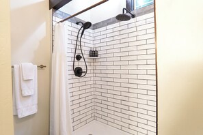 Hair dryer, towels - Nature's Escape! Cozy Remodeled Cabin w/Fireplace minutes to Mt. Baker (Glacier)