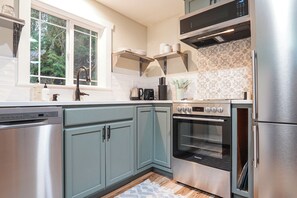 Fridge, microwave, stovetop, dishwasher