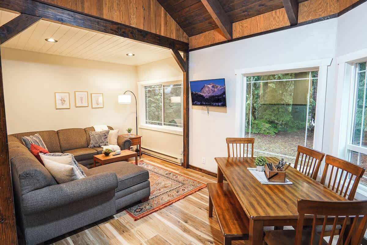 Cozy Mt. Baker Cottage | King Suite, Fireplace + Dogs Welcome - Mount Baker, WA