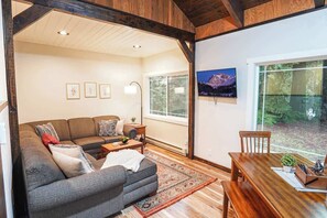 Televisión, chimenea y oficina 