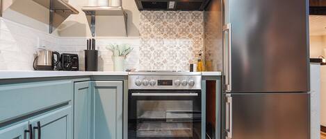 Een koelkast, een microgolfoven, een kookplaat, een vaatwasser