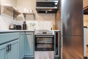 Réfrigérateur, micro-ondes, plaque de cuisson, lave-vaisselle